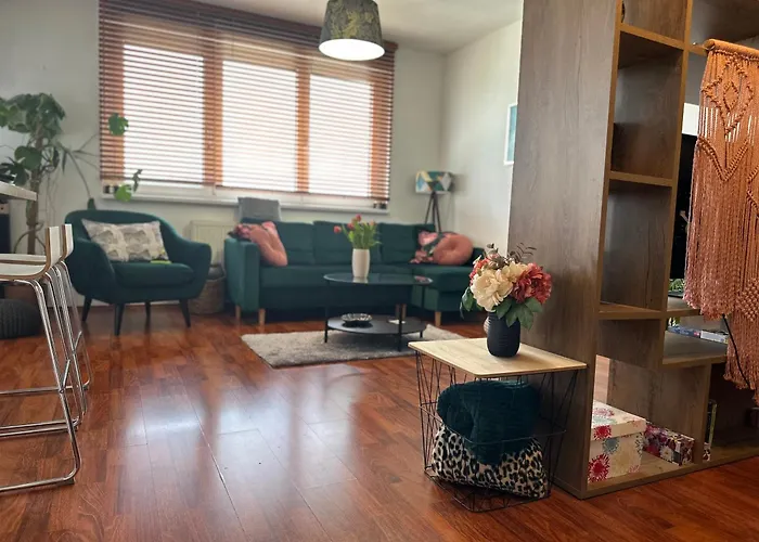 Cozy Apartment With Nice Balcony Seating, 9Th Floor, Parking