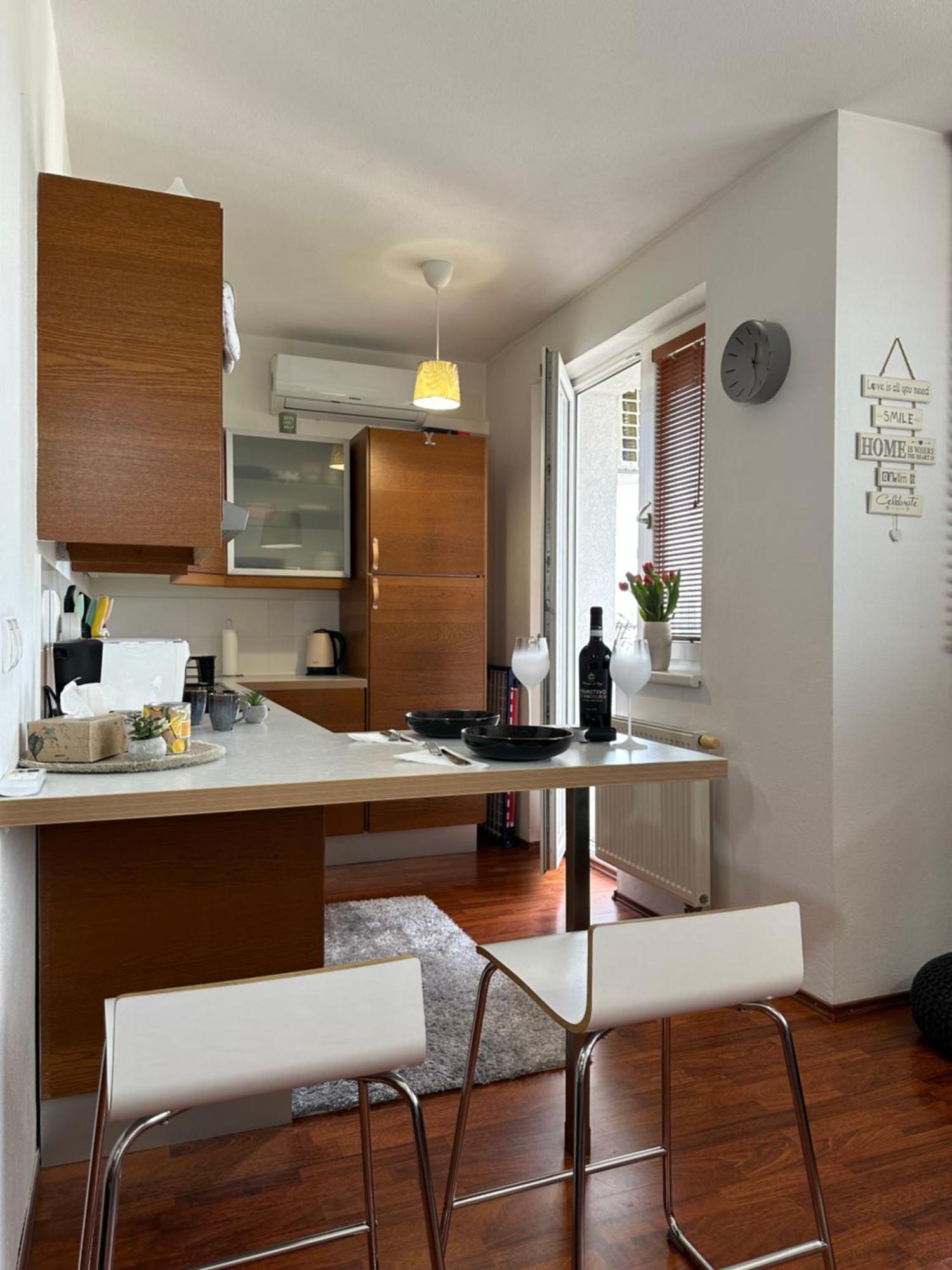 Apartment Cozy With Balcony Seating, 9th Floor, Parking